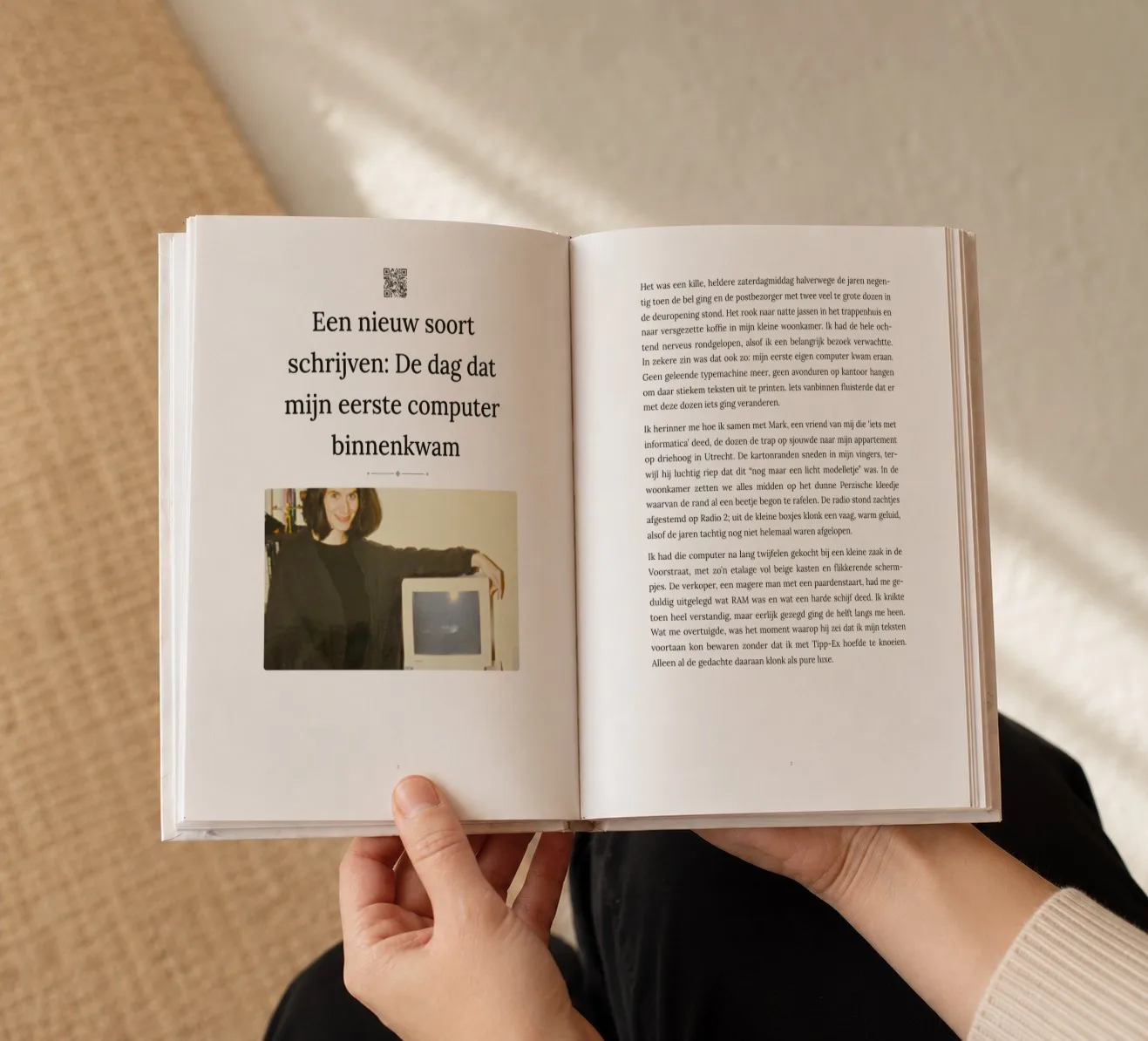 Opengeslagen Mijn Levensverhalen-boek met een foto, verhaal en QR-code op één pagina